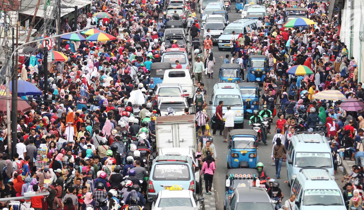 Suasana kepadatan yang terjadi pasar Tanah Abang di Jakarta, Minggu (11/6). Jelang Lebaran banyak masyarakat mulai memadati pasar tersebut untuk memenuhi kebutuhan lebaran dan mulai meyetok barang untuk di jual saat lebaran. (Liputan6.com/Angga Yuniar)