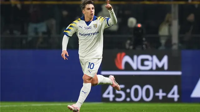 Pemain Parma, Adrian Bernabe, merayakan gol yang dicetaknya dalam pertandingan Serie A antara Parma dan AC Milan