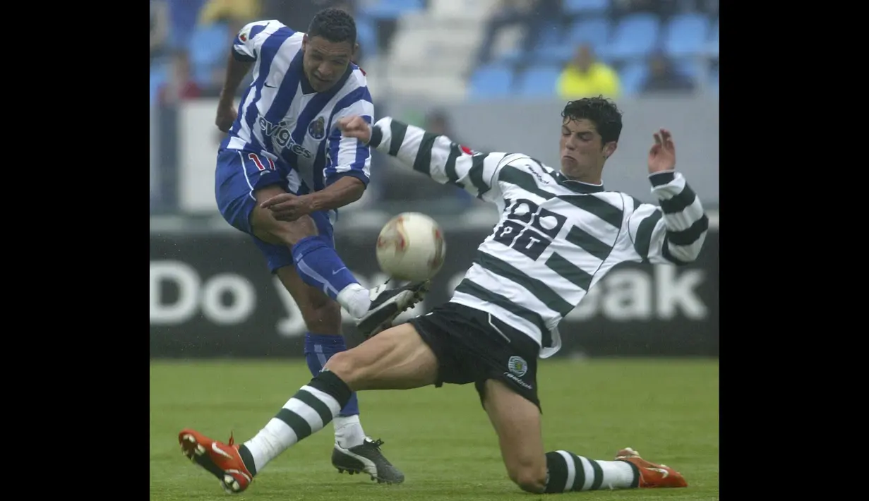 Pemain Sporting CP, Cristiano Ronaldo (kanan) berebut bola dengan FC Porto, Derlei Silva dalam laga Portuguese SuperLeague 2002/03 di Antas Stadium, Oporto, Portugal, 1 Juni 2003. (AP Photo/Paulo Duarte)