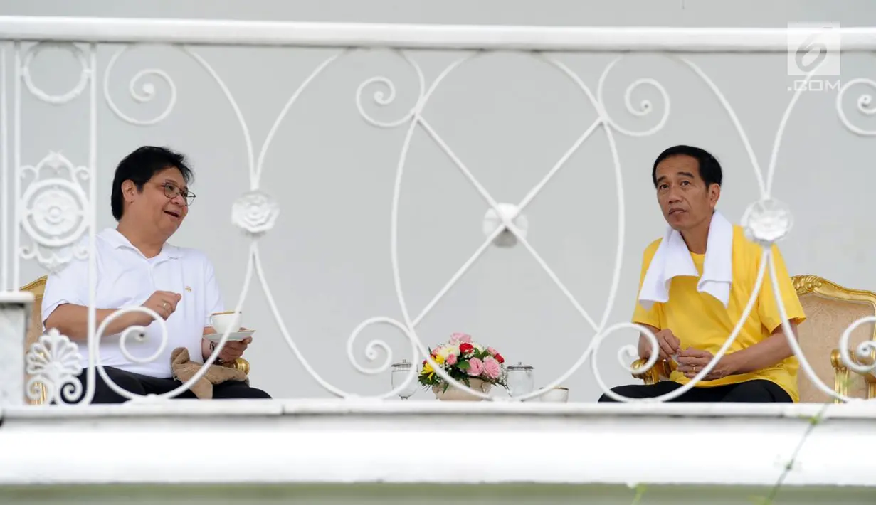 Presiden Jokowi (kanan) berbincang bersama Menteri Perindustrian Airlangga Hartarto usai olahraga bersama di Istana Bogor, Sabtu (24/3). Keduanya berbincang mengenai beberapa isu nasional dan tentang cawapres. (Liputan6.com/Pool/Biro Pers Setpres)