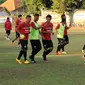 Sejumlah pesepakbola Bali United berlari kecil saat latihan jelang laga perdana turnamen Piala Presiden 2015 di Lapangan Trisakti, Legian, Bali, Sabtu (29/8/2015). Bali United akan berlaga di Grup C Piala Presiden 2015. (Liputan6.com/Helmi Fithriansyah)