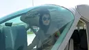 Niloofar Rahmani berada di ruang kokpit pesawat Angkatan Udara Afghanistan di Kabul. Rahmani menjadi pilot militer wanita pertama dan mengubah stereotip gender kuno tentang pilot seluruhnya laki-laki. Foto diambil pada 26 April 2015.(AFP PHOTO/SHAH Marai)