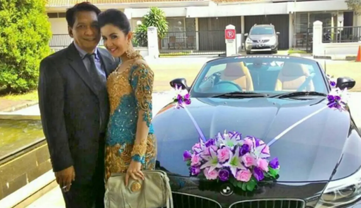 Andi Soraya menikah dengan pengusaha yang berusia 17 tahun lebih tua darinya, Rudy Sutopo. Meski pada tahun ini pernikahan mereka harus berakhir menghadapi perceraian. (via instagram/@andisoraya_real)