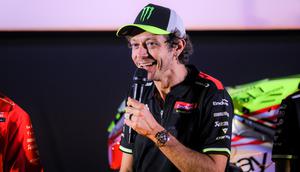 Mantan pembalap MotoGP, Valentino Rossi, pada peluncuran livery Pertamina Enduro VR46 Racing di MotoGP Indonesia 2025, Selasa (30/9/2025). (Bola.com/Bagaskara Lazuardi)