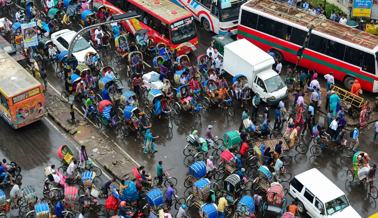 Sejumlah becak saat terjebak macet di sebuah persimpangan di Dhaka, Bangladesh, (23/7). Kecepatan lalu lintas rata-rata di Dhaka menurun dari 21 km per jam menjadi 7 km per jam dalam 10 tahun terakhir. (AFP Photo/ Munir Uz Zaman)