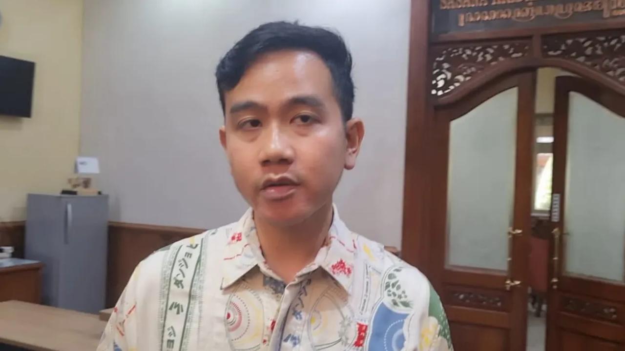 Entah karena kesal atau capai, Gibran pun berseloroh. Ia meminta wartawan untuk libur pada hari ini, Kamis (19/10).<br>