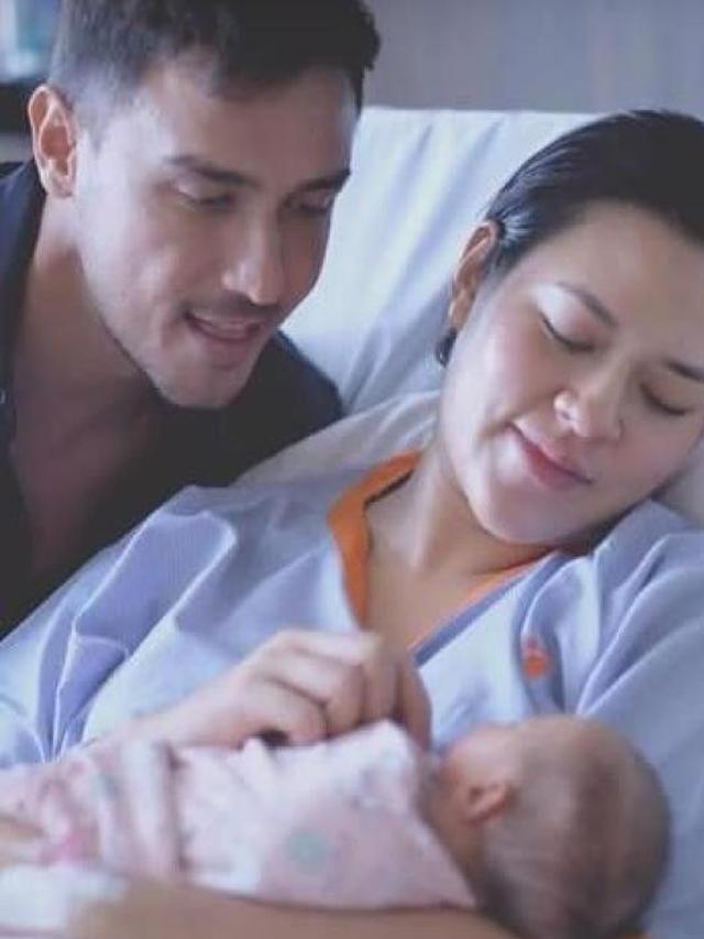 Raisa menggendong bayi (Instagram/ @hamishraisa_couple)