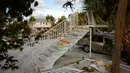 Sebuah tangga mengarah ke sebuah rumah yang sudah tidak ada lagi setelah diterjang Badai Ian di Pulau San Carlos, Pantai Fort Myers, Florida, Rabu (5/10/2022). Area "Times Square", alun-alun restoran, bar, dan toko yang ramai, hampir seluruhnya rata. (AP Photo/Rebecca Blackwell)