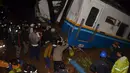 Petugas dan warga sekitar berusaha untuk membantu korban yang terjebak di dalam gerbong , Jumat (4/4) (ANTARA FOTO/Adeng Bustomi)