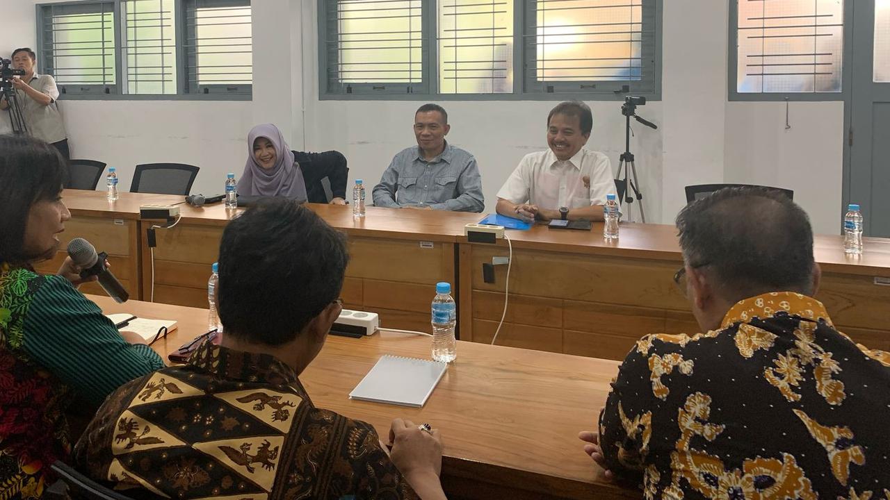 Di Depan Roy Suryo Cs, UGM Blak-blakan Jelaskan Keaslian Ijazah Jokowi Bawa Foto hingga Skripsi