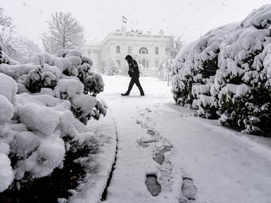 Gedung Putih, Washington, tertutup salju yang turun saat badai musim dingin bertiup ke wilayah Atlantik Tengah pada Senin (3/1/2022) dini hari. Hujan salju lebat disertai angin kencang mengguyur wilayah tenggara dan tengah Amerika Serikat. (AP Photo/Andrew Harnik)