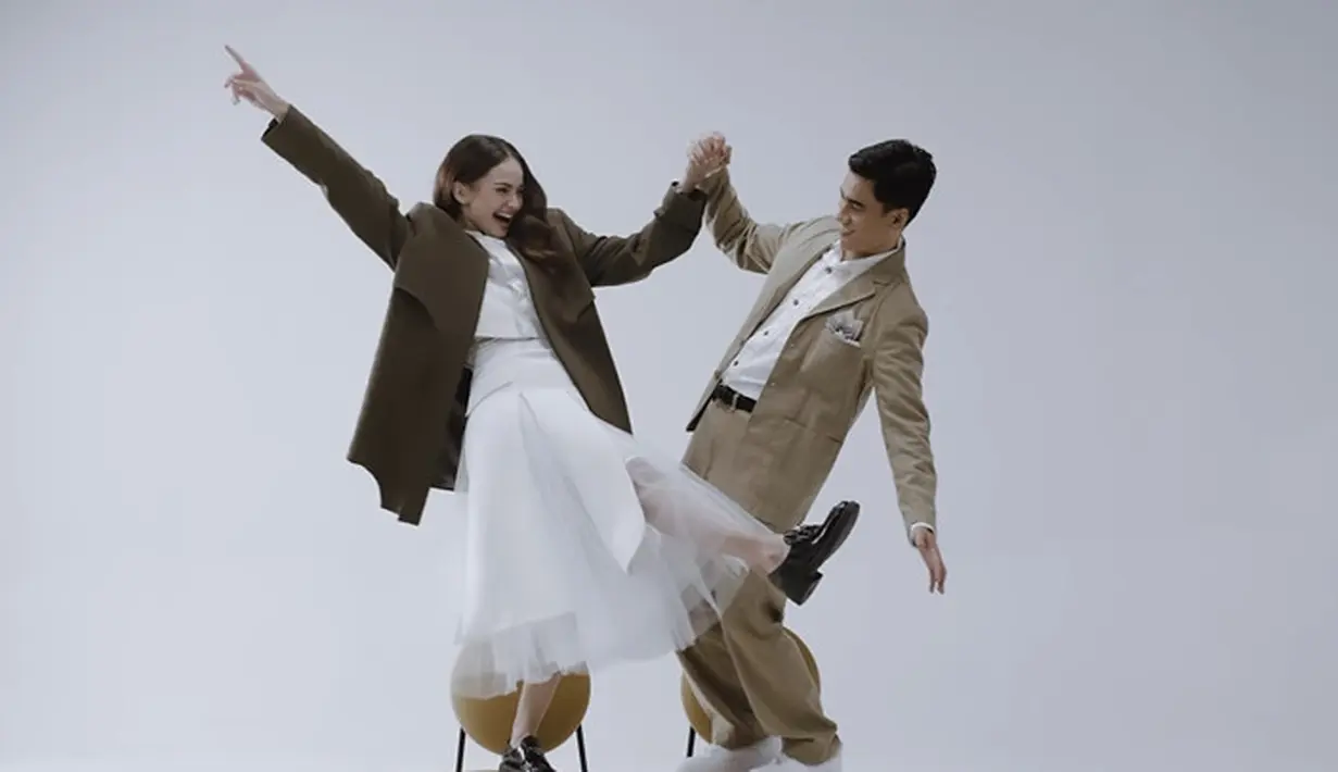 Enzy tampil stylish dengan memadukan rok tutu putih dan blazer cokelat tua dari jan sober [@enzystoria]