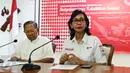Linda Lukitari Waseso (kanan) saat mengelar jumpa pers di Jakarta, Jumat (17/2). Selain itu PMI juga mengusung pentingnya perlindungan bagi petugas kemanusian dengan mengawali RUU kepalangmerahan yang tengah dibahas di DPR. (Liputan6.com/Angga Yuniar)