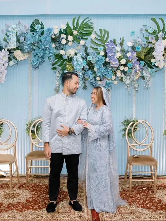 Sang calon suami sendiri, tampil gagah dalam balutan baju koko satin berwarna senada [instagram/wirantikurniabride]