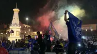 Fans PSIM Yogyakarta merayakan keberhasilan tim kesayangannya meraih tiket promosi ke Liga 1 musim depan. Suporter PSIM berpesta dan merayakan kembang api di&nbsp;Tugu Pal Putih, Senin (17/02/2025) malam WIB. (Bola.com/Ana Dewi)