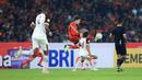 <p>Pemain Persija Jakarta, Ryo Matsumura mengontrol bola di antara dua pemain PSM Makassar pada laga pekan pertama BRI Liga 1 2023/2024 antara Persija Jakarta menghadapi PSM Makassar di Stadion Utama Gelora Bung Karno (SUGBK), Senayan, Jakarta, Senin (3/7/2023). (Bola.com/M Iqbal Ichsan)</p>