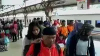 Bandara Halim Perdanakusuma mulai dipadati calon penumpang sejak Kamis pagi.
