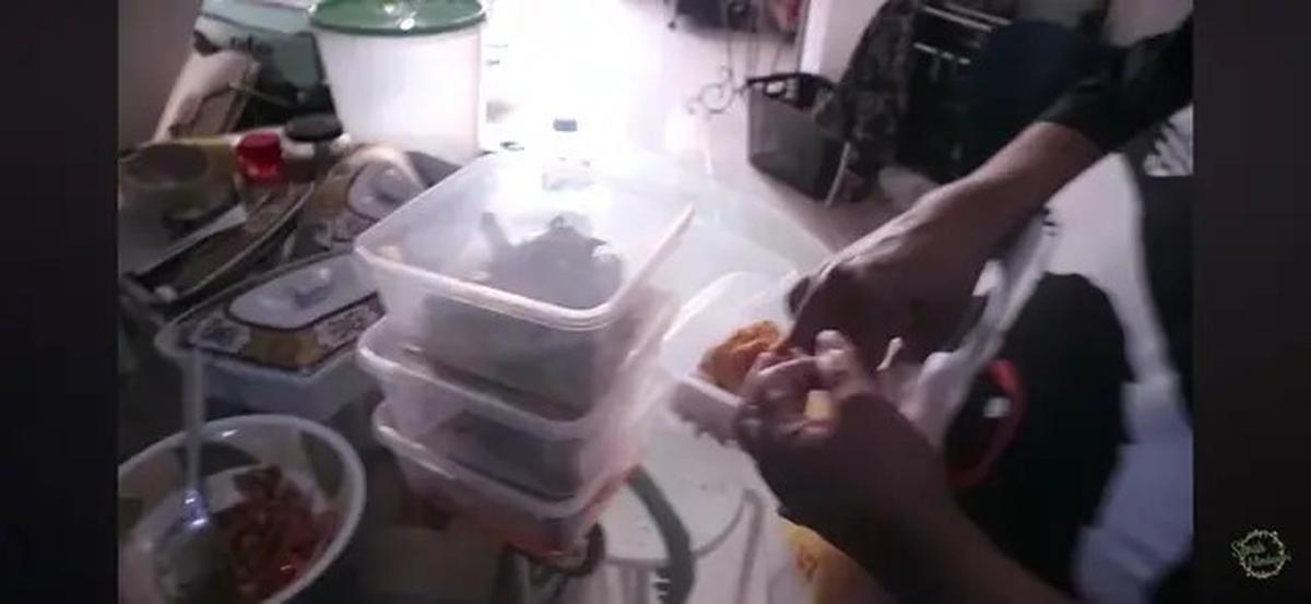 9 Potret Dapur Suti Karno 'Atun' Si Doel, Modelnya Sederhana Namun Berfungsi Optimal