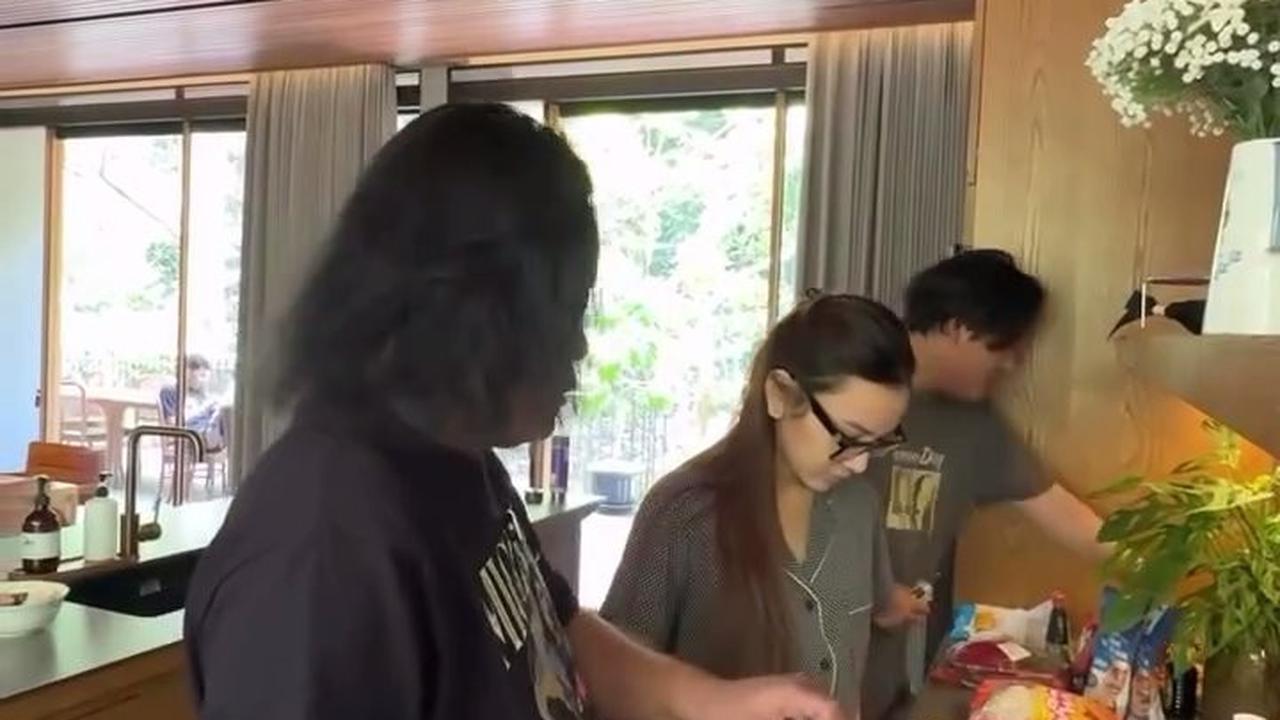 Bukti Disayang Mertua, 7 Potret Akrab Mahalini dan Sule - Penuh Humor Receh Saat Memasak