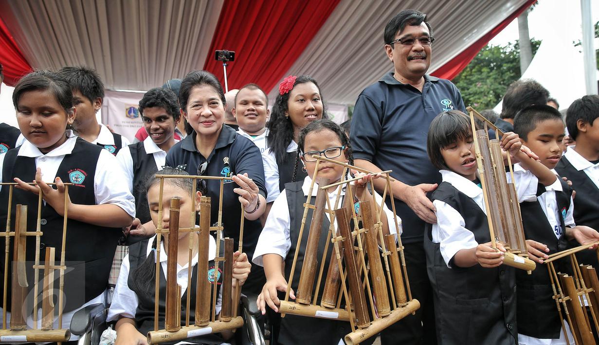  Wagub DKI Jakarta, Djarot Saiful Hidayat bersama Menkes Nila Moeloek saat menghadiri Perayaan 50 Tahun Persatuan Tuna Netra Indonesia (Pertuni) 2016', Jakarta, Minggu (31/1/2016). (Liputan6.com/Faizal Fanani)