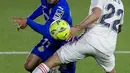 Pemain Real Madrid Isco (kanan) menghalau pemain Getafe Abdoulay Diaby pada pertandingan Liga Spanyol di Stadion Alfonso Perez, Getafe, Spanyol, Minggu (18/42021). Pertandingan berakhir dengan skor 0-0. (AP Photo/Manu Fernandez)