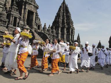 Umat Hindu melakukan pradaksina atau berjalan mengitari Candi Prambanan di Sleman, Yogyakarta, Selasa (21/3/2023). upacara Tawur Agung Kesanga, tepatnya dilaksanakan pada Tilem sasih Kesanga dan dilaksanakan pada waktu tengah hari. (AP Photo/Slamet Riyad)