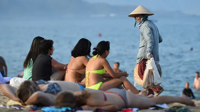 Potret Turis Menikmati Pantai Nha Trang di Vietnam