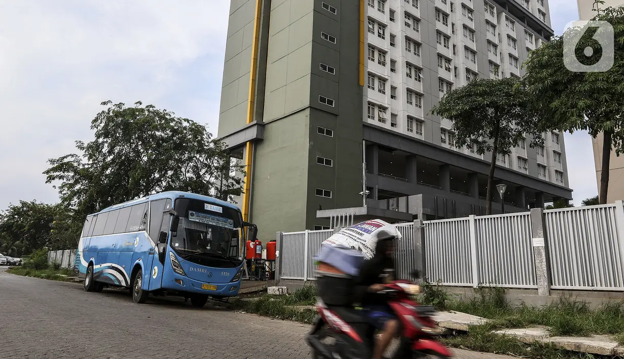 Bus pembawa WNI yang baru kembali dari luar negeri dan akan menjalani isolasi tiba di Wisma Atlet, Pademangan, Kemayoran, Jakarta Pusat, Sabtu (26/9/2020). Wisma Atlet Pademangan mempersiapkan dua tower tambahan untuk merawat orang tanpa gejala (OTG) COVID-19. (Liputan6.com/Johan Tallo)