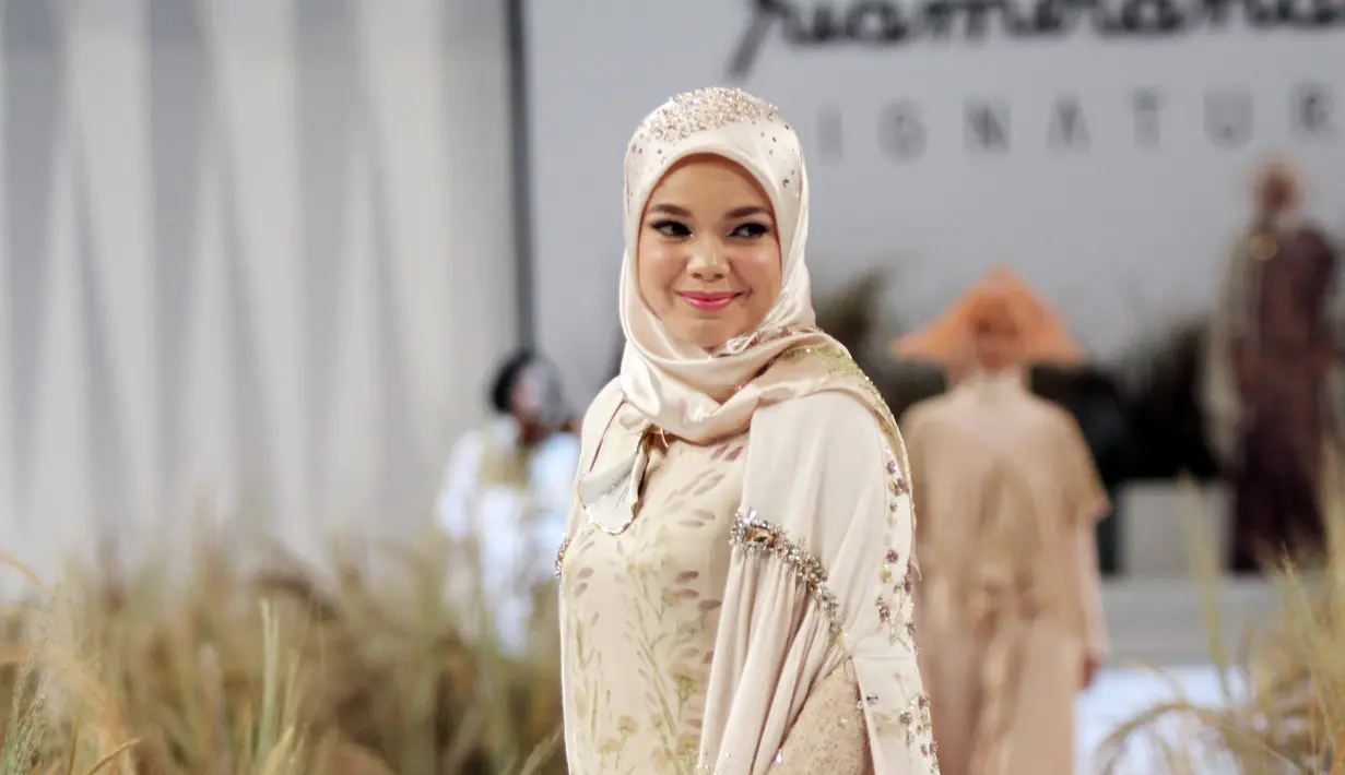 Aktris Dewi Sandra menjadi muse rancangan Ria Miranda di koleksi terbarunya. (Liputan6.com/Pool/Ria Miranda)