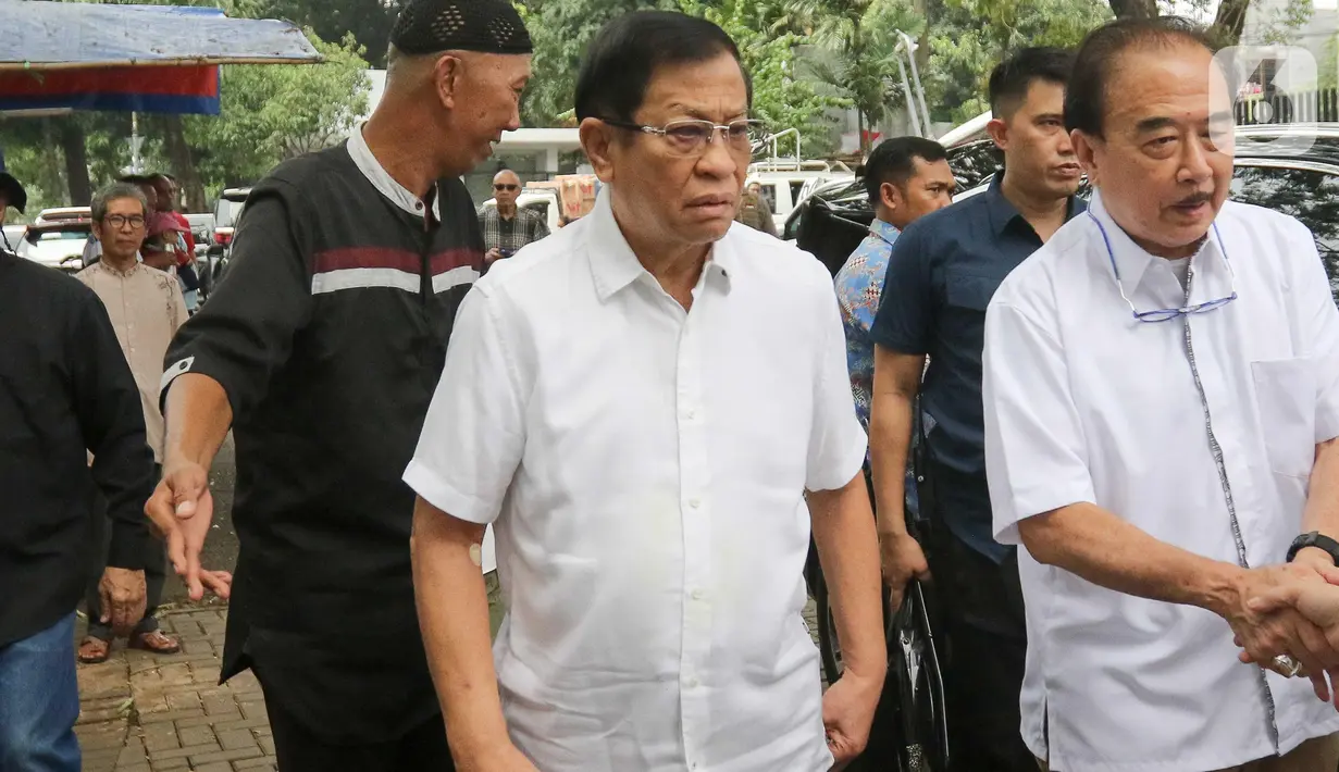 Titiek Puspa meninggal dunia di usia 87 tahun sekitar pukul 16.25 WIB di Rumah Sakit Medistra, Jakarta pada Kamis (10/4/2025). Tampak dalam foto, Ketum Pepabri Agum Gumelar saat menghadiri prosesi pemakaman penyanyi dan artis legendaris Titiek Puspa di Tempat Pemakaman Umum (TPU) Tanah Kusir, Jakarta Selatan, Jumat, 11 April 2025. (Liputan6.com/Herman Zakharia)