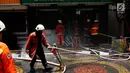 Petugas melakukan pemadaman api yang melahap sedikitnya lima unit ruko di kawasan Jalan Sabang, Kebon Sirih, Jakarta Pusat, Minggu (8/10). Penyebab kejadian belum diketahui termasuk korban jiwa dan nilai kerugian. (Liputan6.com/Angga Yuniar)