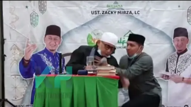 Detik-detik ustaz Zacky Mirza ambruk. (Foto: YouTube KH Infotainment)