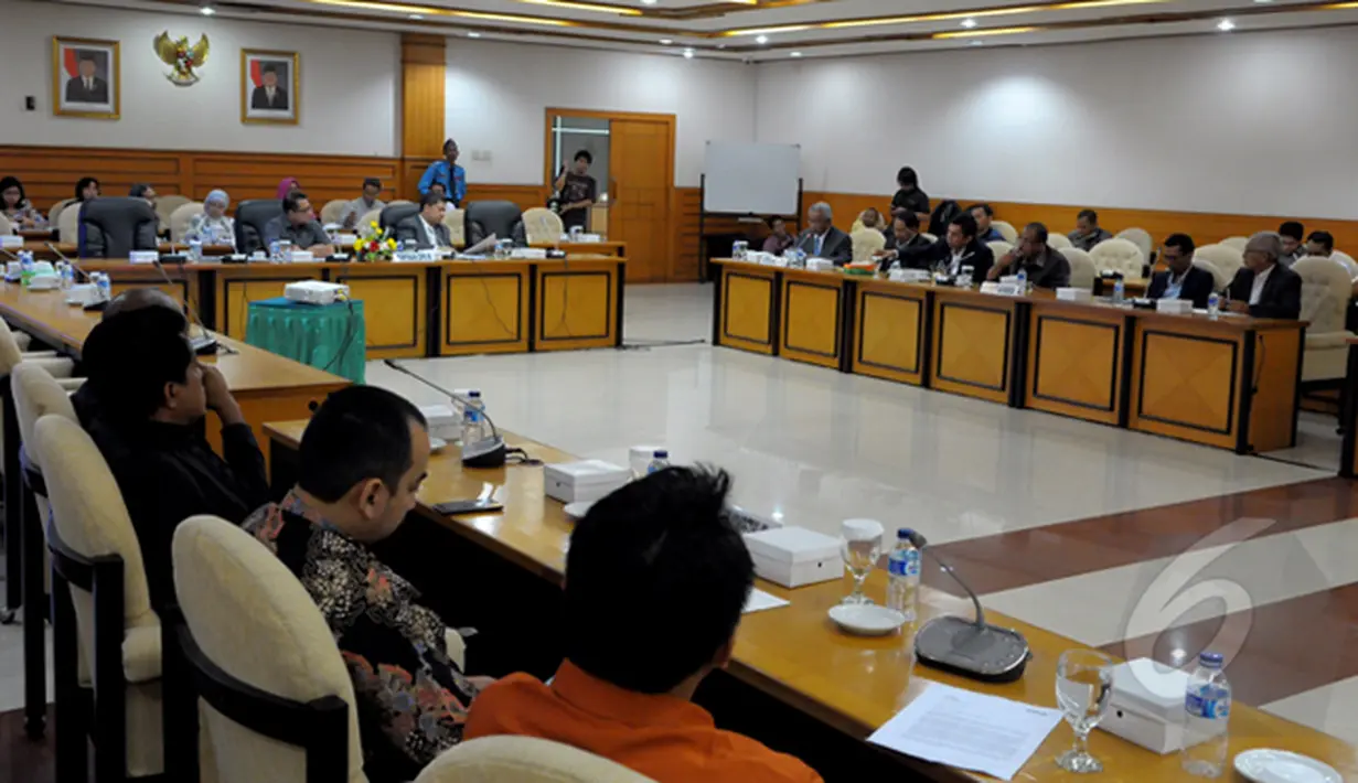 Suasana rapat dengar pendapat umum pimpinan DPR RI dengan Ketua Umum PSSI Djohar Arifin dan PT Liga Indonesia serta 18 klub peserta kompetisi Indonesia Super League (ISL) musim 2015 di Gedung DPR RI,  Jakarta (23/02/2015).  (Liputan6.com/Andrian M Tunay)