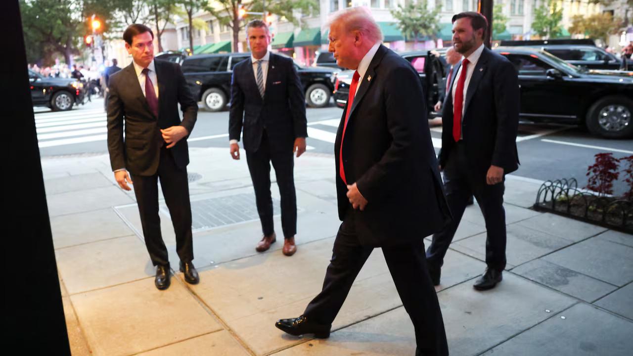 VIDEO Baru Masuk ke Restoran, Donald Trump Diteriaki 'Hitler!' dan 'Free Palestine