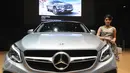 Seorang model bergaya di sisi kendaraan Mercedes Benz GLE Couple yang dipamerkan di Jakarta Auto Show 2015, Rabu (28/10/2015). Mercedes Benz GLE Couple dibanderol dengan harga sekitar 1,559 miliar rupiah. (Liputan6.com/Helmi Fithriansyah)