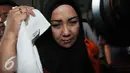 Komisaris CV Timur Alam Raya, Sri Astuti usai menjalani pemeriksaan di Gedung KPK, Jakarta, Senin (22/8). Sri Astuti diduga melakukan penyuapan terkait pengadaan pupuk urea di PT Berdikari tahun anggaran 2010-2012. (Liputan6.com/Helmi Afandi)