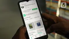 Pedagang buku sentra buku pasar Kenari sedang mengecek status penjualan buku di salah satu platform marketplace, Jakarta, Selasa (30/1/2024). (Liputan6.com/Herman Zakharia)