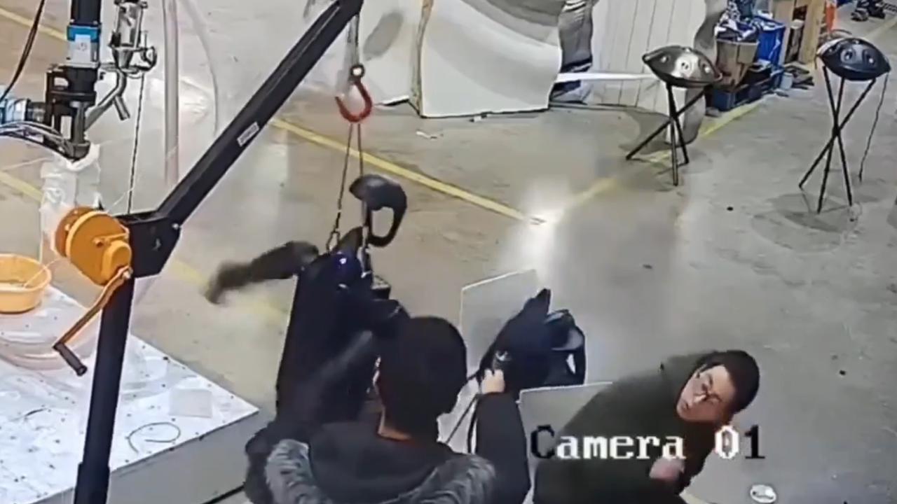 Mirip Terminator, Robot ini Tiba-tiba Ngamuk sampai Pukul Orang Membabi Buta