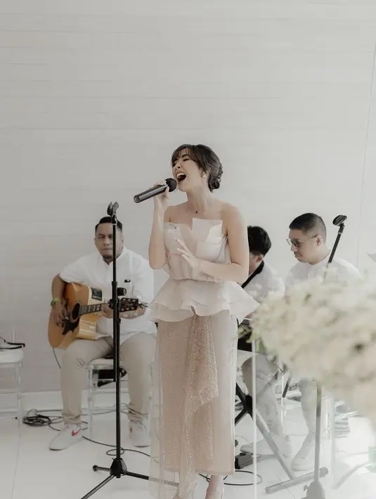 Gisella Anastasia hadir mengisi acara. Ia tampak menawan dibalut strapless organza dress warna nude. [Instagram/gisel_la]