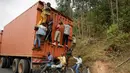 Para pengendara sepeda menggelantung di belakang sebuah truk di luar ibukota Bujumbura, Burundi, (19/7/ 2015). Negara ini akan menggelar pemilihan presiden pekan depan. (REUTERS/Mike Hutchings)