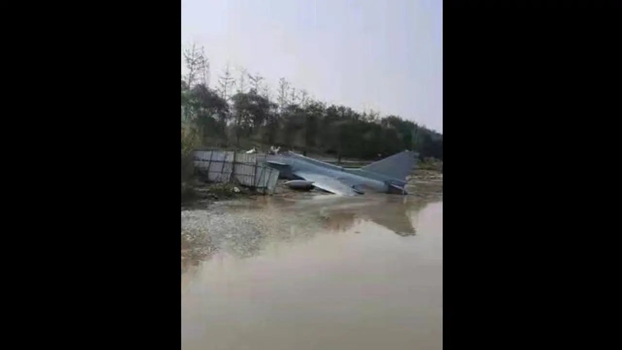 Jatuhnya jet tempur Chengdu J-10S di sungai.