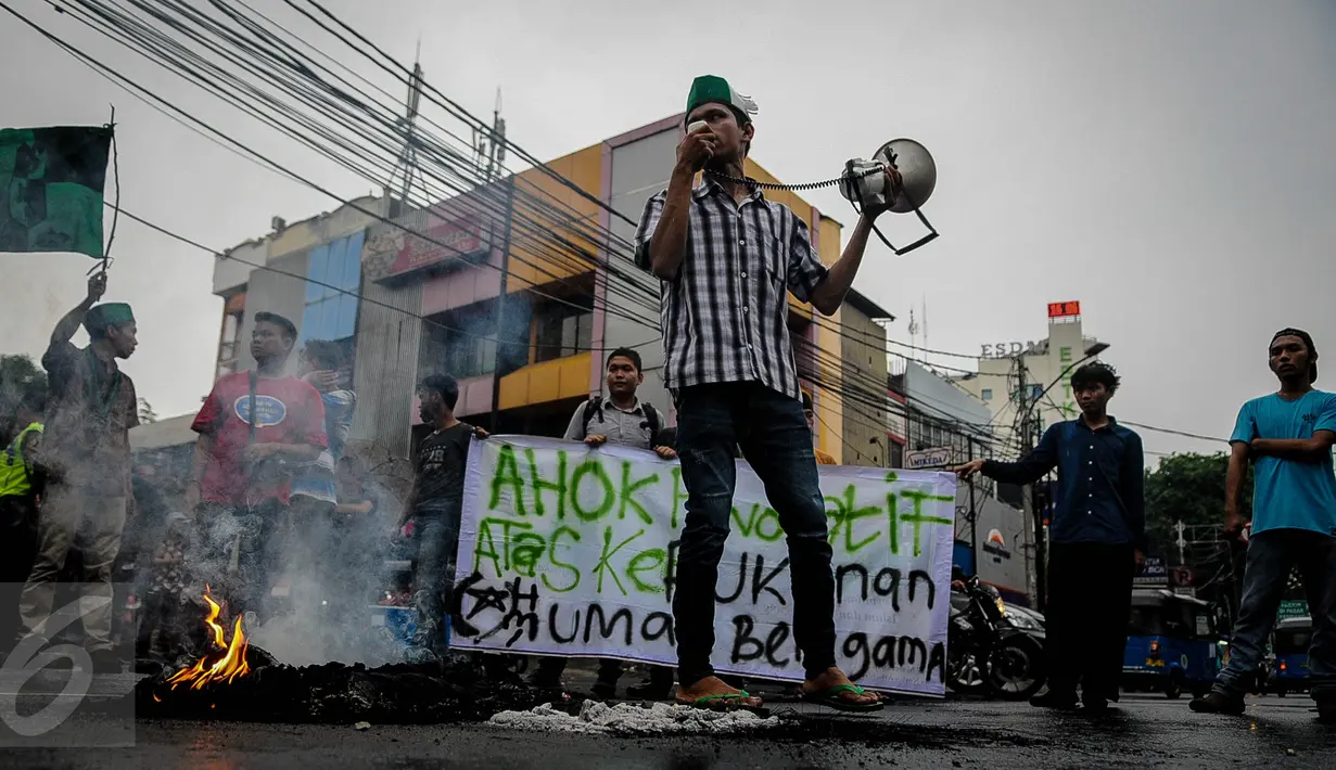 Belasan aktivis HMI melakukan demo dan bakar ban di Jalan Cikini, Jakarta, Sabtu (8/10). Mereka menuntut Basuki Tjahaja Purnama (Ahok) mempertanggungjawabkan pernyataannya yang dinilai mencederai kitab suci Alquran. (Liputan6.com/Faizal Fanani)