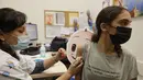 Seorang gadis disuntik vaksin COVID-19 Pfizer-BioNTech di layanan Clalit Health di Holon, Senin (22/11/2021). Israel telah menyetujui vaksin virus corona untuk anak usia 5 sampai 11 tahun sebagai upaya mengatasi peningkatan infeksi virus corona baru-baru ini. (AP Photo/Tsafrir Abayov)