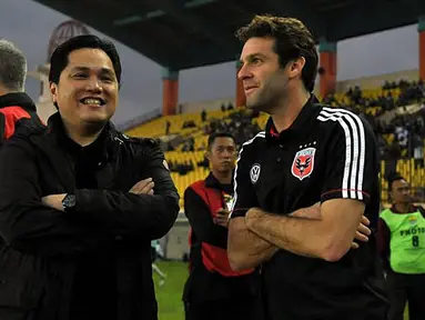 Di luar lapangan, pemilik klub DC United, Erick Thohir berbincang akrab dengan pelatih Ben Olsen (Liputan6.com/Helmi Fithriansyah).