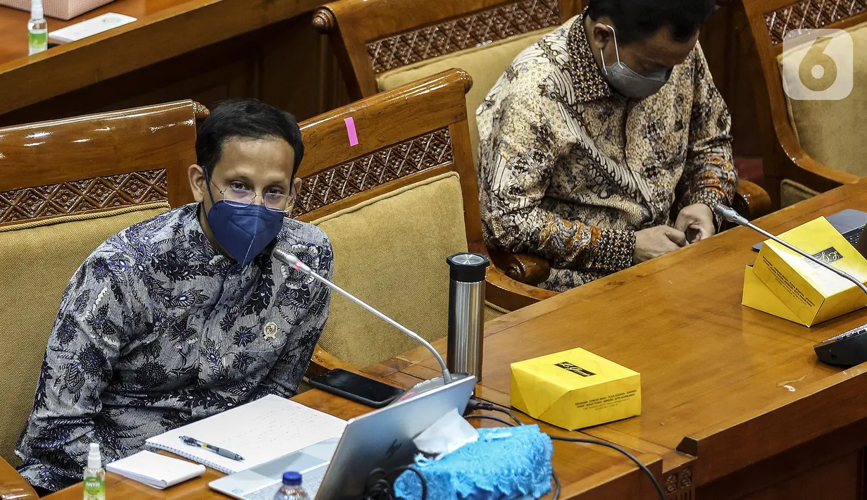 Mendikbud Nadiem Makarim (kiri) mengikuti rapat kerja dengan Komisi X DPR di Kompleks Parlemen Senayan, Jakarta, Senin (16/11/2020). Rapat membahas evaluasi program belajar dari rumah terkait subsidi kuota internet serta isu-isu kesiapan rekrutmen guru honorer tahun 2021. (Liputan6.com/Johan Tallo)