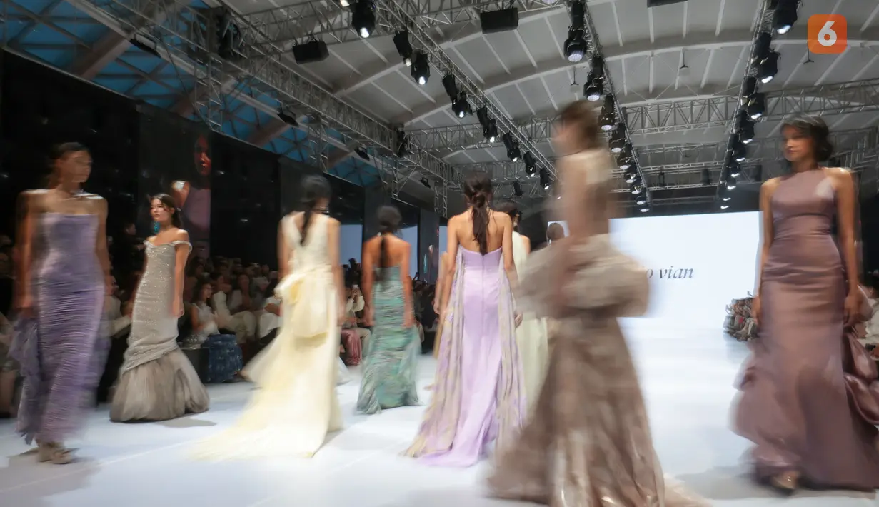 Koleksi busana karya Studio Vian menampilkan perpaduan romantisisme modern dengan struktur gaun pengantin dan couture yang tegas dalam Jakarta Fashion Week 2027 di City Hall, Pondok Indah Mall 3, Jakarta Selatan, Kamis (29/10/2026). Detail rancangan yang presisi memberikan sentuhan elegan pada setiap busana yang diperagakan di atas catwalk. (KLY/Budy Santoso)