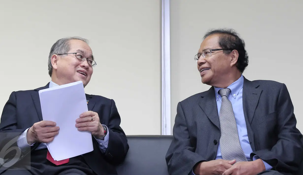 Menteri Koordinator Kemaritiman Rizal Ramli (kanan) bersama Menteri Penanaman Industri dan Komoditas Malaysia HE. Dato Sri Douglas  meresmikan kantor Council of Palm Oil Producing Country (CPOPC) di Jakarta, Kamis (4/2/2016). (Liputan6.com/Angga Yuniar)