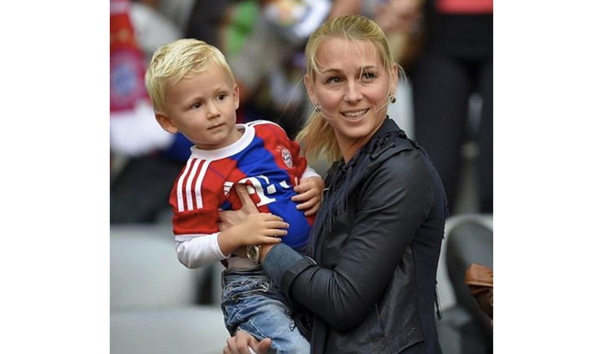 Berandien Robben dan anaknya saat menyaksikan laga Bayern Munchen, klub yang dibela suaminya Arjen Robben. (Photo/Instagram)
