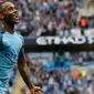 Raheem Sterling melakukan selebrasi usai mencetak gol kegawang West Ham United di liga Inggris di Stadion Etihad, Inggris (28/8). Sterling tampil kurang maksimal pada musim lalu dan timnas Inggris pada Piala Eropa lalu. (Reuters/Darren Staples)