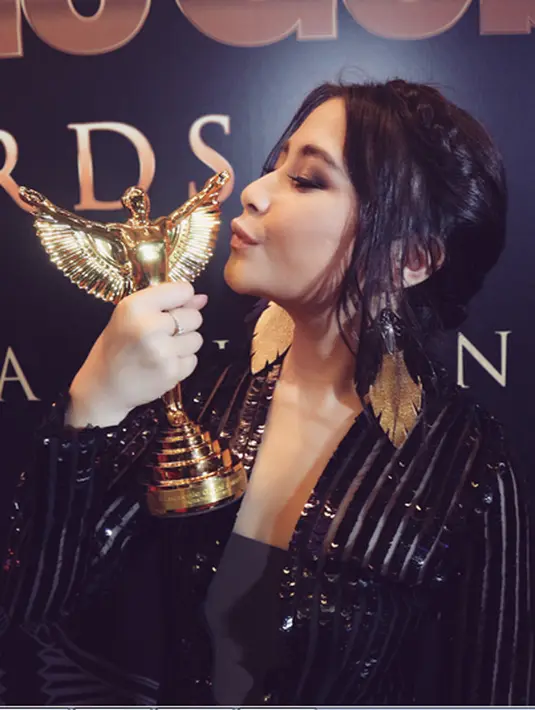 Dalam kategori Aktris Wanita Terfavorit perempuan 21 tahun itu bersaing dengan artis yang juga tak kalah populer seperti Dewi Perssik, Natasha Wilona, Irish Bella dan Ranty Maria. (Instagram/prillylatuconsina96)